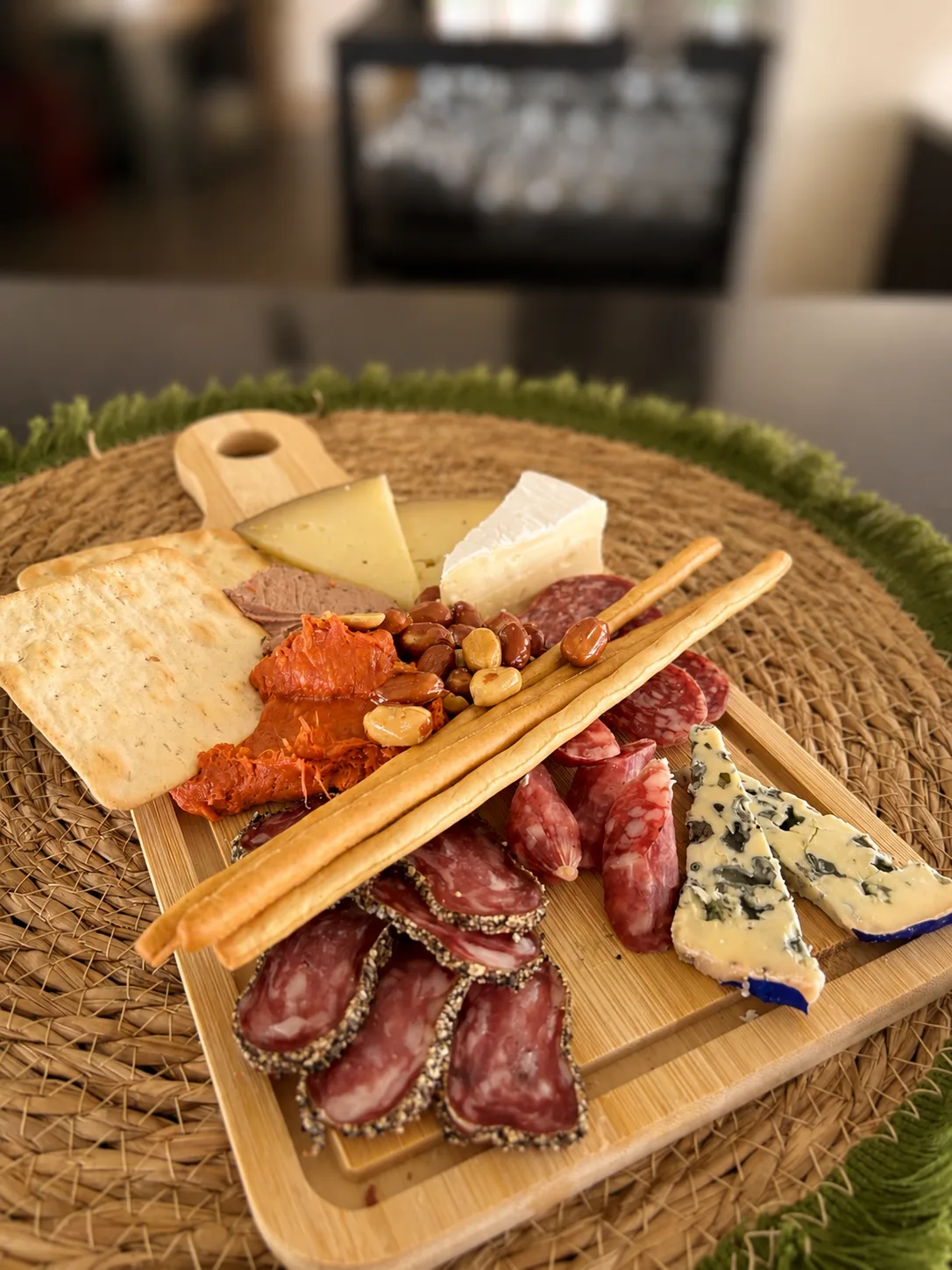Tabla de embutidos y quesos servida sobre una mesa